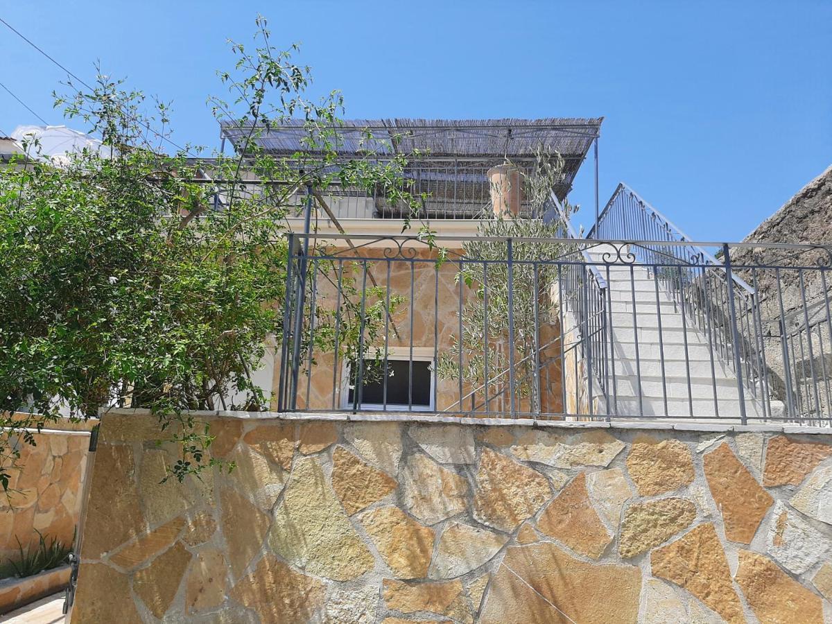 Villa Aspros - Traditionell, Ruhig Und Strandnah Liapades Exterior photo